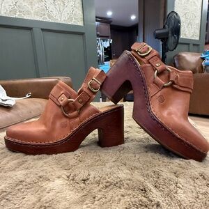 The CUTEST BØRN Leather Mules with Buckle Detail